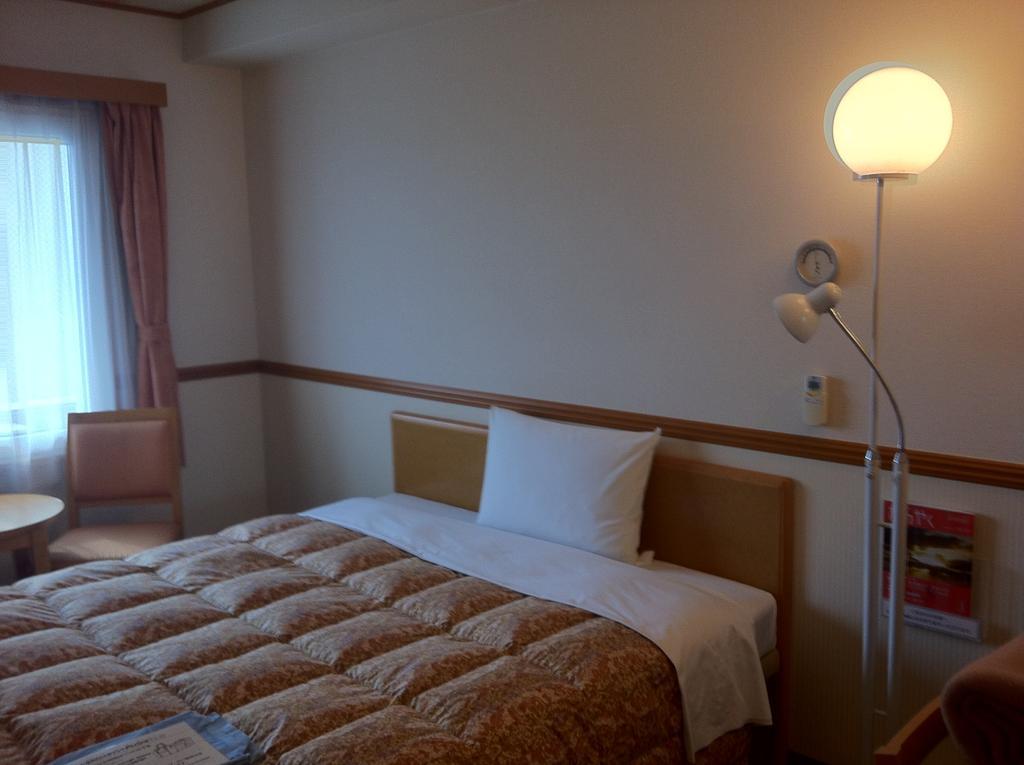Toyoko Inn Higashi-Hiroshima Saijo Ekimae Rom bilde