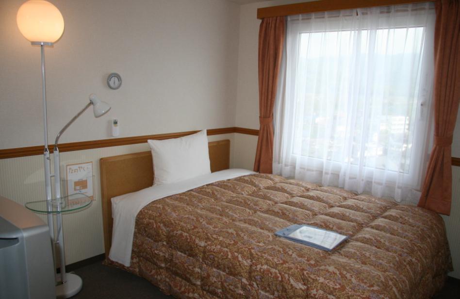 Toyoko Inn Higashi-Hiroshima Saijo Ekimae Rom bilde